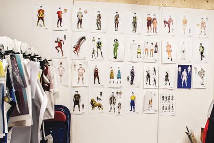 La oficina del diseñador y escenógrafo James Lavoie, tapizada con bocetos