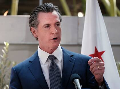 La oficina del gobernador de California, Gavin Newsom, actualizó a 17 la cantidad de fallecidos este martes por las inundaciones (AP Foto/Richard Vogel, Archivo)