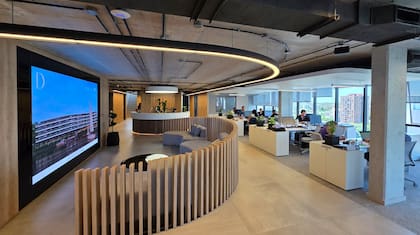 La oficina en el piso 13 de ADN en DOME Bussiness Plaza, con una impactante pantalla LED.