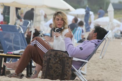 La oficina frente al mar. En medio de su día de playa, Emilia Attias aprovechó para preparar la música que va a pasar durante las fiestas y eventos que tiene agendados como DJ