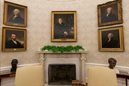 La Oficina Oval de la Casa Blanca fue redecorada recientemente para el primer día de la administración del presidente Joe Biden, el miércoles 20 de enero de 2021, en Washington, incluido un retrato del ex presidente Franklin D. Roosevelt sobre el manto de la chimenea