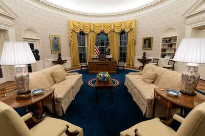 La Oficina Oval de la Casa Blanca se redecora recientemente para el primer día de la administración del presidente Joe Biden, el miércoles 20 de enero de 2021 en Washington