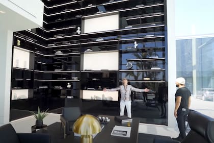 La oficina principal se encuentra entre medio de dos piletas y, desde ella, se pueden ver las dos entradas a la casa