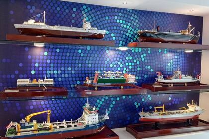 La oficinas en Shanghái tienen un museo donde se cuenta la historia de la empresa. En la foto, algunas de las dragas realizadas a escala