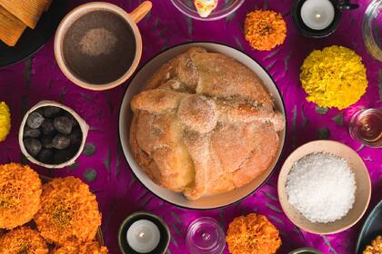 La ofrenda de muertos lleva alimentos tradicionales prehispánicos