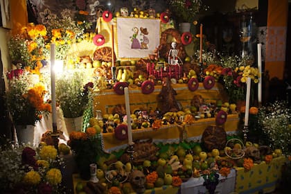 La ofrenda del Día de los Muertos lleva comida tradicional, inciensos y flores