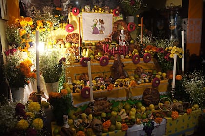 La ofrenda del Día de los muertos lleva comida tradicional, inciensos y flores