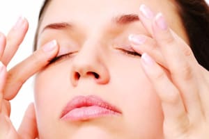 La oftalmóloga Natalia Restrepo explicó un poco más acerca de esta enfermedad. “El queratocono se produce por el rascado frecuente del ojo. Las estructuras de la córnea, que es la que permite que se enfoquen las imágenes y que lleguen al ojo, se pueden dañar y generar alteraciones visuales que producen problemas como astigmatismos difíciles de tratar, que no se corrigen bien ni siquiera con gafas o lentes de contacto. A veces incluso se requiere manejo quirúrgico por parte de nosotros, los oftalmólogos”.
Si se pregunta si hay una manera correcta de rascarse los ojos, la respuesta es no, con solo la fricción puede causar problemas. Así lo dice María del Pilar Oviedo, coordinadora de Optometría de la Universidad Ces, rascarse los ojos puede deformar la córnea, que es la parte más externa del ojo.
“Rascarse o frotarse los ojos es una práctica que las personas no deberían hacer. No hay manera correcta de hacerlo porque la fricción altera la córnea indudablemente”, dice María del Pilar.