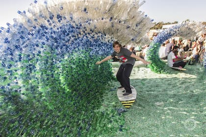 La “Ola de conciencia” es una obra participativa, que invita al espectador a recorrerla, habitarla y entrar en acción