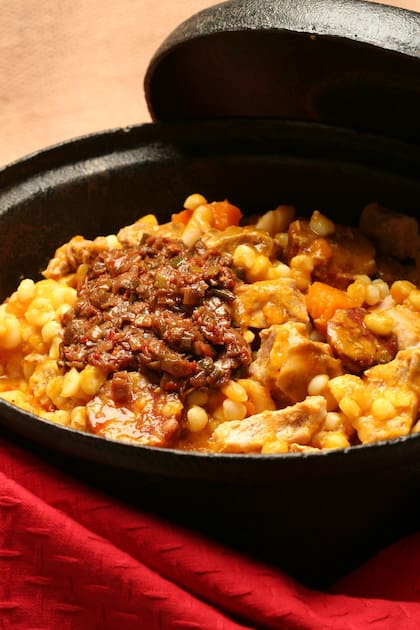 La olla familiar no resiste a mojar el pan en el locro y probar su sabor