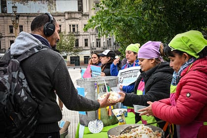 La olla popular de Barrios de Pie, en la Plaza del Congreso