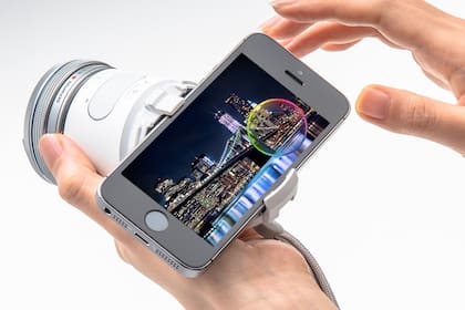La Olympus Air A01 se sirve de un smartphone para el control de las tomas