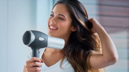 La opción de aire frío puede ser indicada para el secado del día a día y así evitar exponer el pelo al calor frecuente