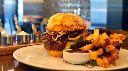La opción de hamburguesa de lujo en el Pony Line Bar. Gentileza Four Seasons Hotel Buenos Aires