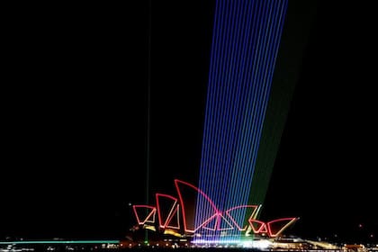 La Ópera de Sídney celebrada: las obras de arte de Robin Fox, en colaboración con Genius Laser Technology, se proyectaron en ella cuando cumplió 50 años.