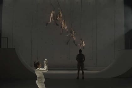 La ópera de Stuttgart avisa, por las dudas, que la versión de Sancta contiene "actos sexuales explícitos, representaciones violencia sexual, sangre real y falsa"