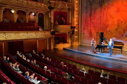 El Teatro Wiesbaden, de Alemania, fue la primer sala pública en volver a la actividad. Aunque no parezca, esa noche colgaron el cartel de "no hay más localidades"