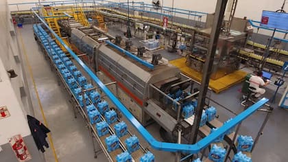 La operación incluye a las dos plantas que tiene Aguas Danone, en Chascomús (provincia de Buenos Aires) y Las Heras (Mendoza)