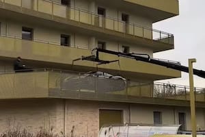 No tiene garage, se compró una Ferrari de US$400.000 y quiso guardarla en el balcón de su departamento