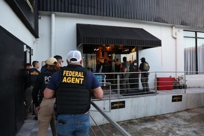 La operación, liderada por la HSI, contó con el apoyo de múltiples agencias federales, incluyendo la DEA, el FBI y la Patrulla Fronteriza
