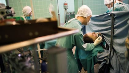 La operación no fue bien recibida por todos. Algunos llamaron carnicero al cirujano y le reprocharon actuar como si fuera Dios