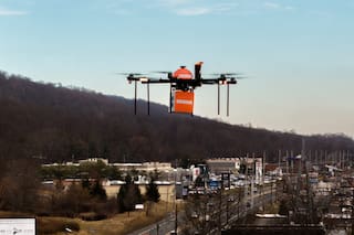 El condado que empieza a entregar comida con drones en el aire