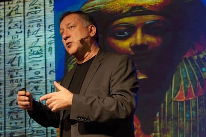 "La opinión pública ya no se construye en los medios tradicionales: es un fenómeno incontrolable y mutante que emerge de millones de interacciones en las redes. A lo mejor “opinión pública” es otro concepto zombi -en las ciencias sociales tenemos unos cuantos- que sigue deambulando por los discursos académicos y periodísticos", afirma Scolari