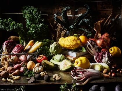 "La opulencia del invierno: una suntuosa naturaleza muerta de verduras y frutas de invierno"