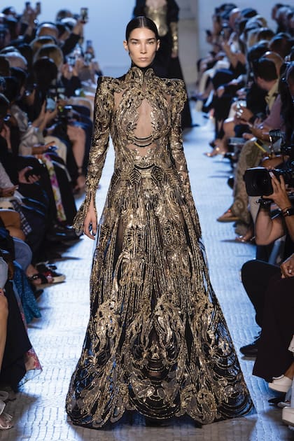 La opulenta colección del diseñador libanés tomó como inspiración a musas cinematográficas de historias medievales.