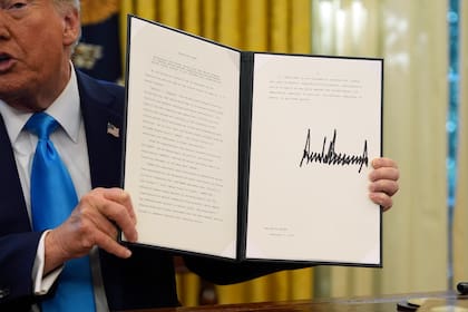 La orden ejecutiva buscaba limitar la ciudadanía por nacimiento a hijos de ciudadanos o residentes legales, excluyendo a familias migrantes