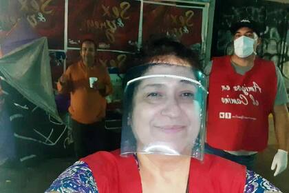 Mónica De Russis, presidenta de Amigos en el Camino, junto a otro de los voluntarios; todos tuvieron que reforzar las medidas de prevención.