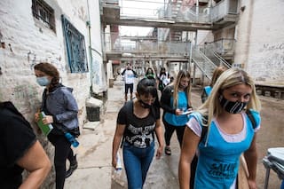 La militancia de la vacuna: interés y rechazo en las calles de Fuerte Apache
