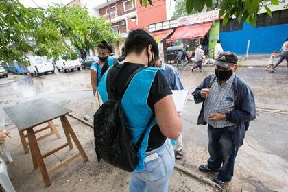 Los voluntarios inscriben en planillas a los vecinos para inscribirlos en la campaña de vacunación de la provincia de Buenos Aires.
