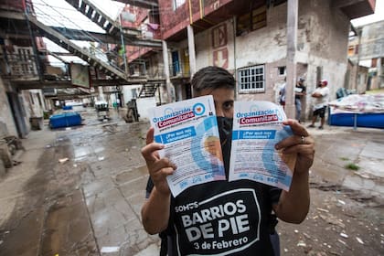 Campaña de información sobre la vacunación en el barrio Fuerte Apache, de Tres de Febrero
