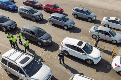 La organización criminal dirigía los vehículos con droga hacia los carriles de Garcia y Bonillo, con la certeza de que los oficiales permitirían el paso sin realizar inspecciones