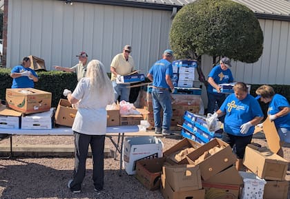 La organización entrega despensas de alimentos en diferentes puntos de la ciudad hasta el 26 de noviembre (Facebook/ Caridades Católicas de Dallas)