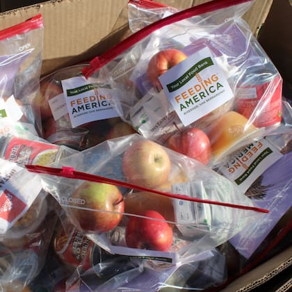 La organización Feeding America ofrece alimentos gratis y comidas calientes en Riverside (Facebook/Feeding America Riverside San Bernardino Counties)