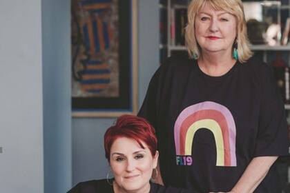 La organización Frontline19, basada en Londres, fue establecida por Claire Goodwin-Fee y Ellen Waldren para ofrecer terapia gratuita a los trabajadores de salud