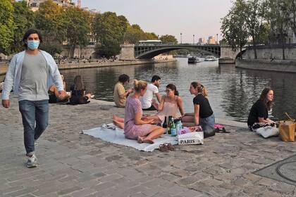 La Organización Mundial de la Salud advirtió a los gobiernos que llegó el momento de tomar decisiones sobre cómo abordar la pandemia