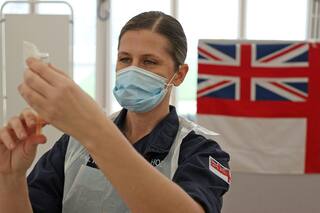 Vacuna AstraZeneca: ¿deberíamos preocuparnos por los coágulos y el sangrado?