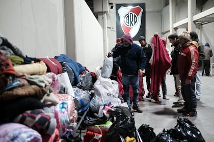 Las acciones solidarias contra el frío se multiplicaron a partir de la primera noche de asistencia en el estadio de River