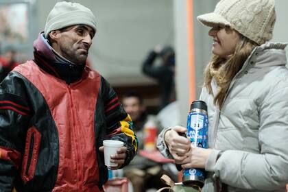 Las oranizaciones voluntarias sugieren asistir con comida o bebida caliente a la gente que se encuentra en la calle