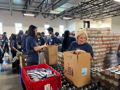 La organización también reparte alimentos frescos como parte de su iniciativa para combatir el hambre
