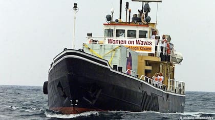 La organización Women on Waves liderada por Rebecca Gomperts es famosa por llevar mujeres a aguas internacionales para interrumpir voluntariamente el embarazo (Crédito: Picture Alliance/DPA)