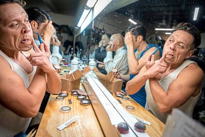 La organización y precisión es una de las claves para que un elenco de cien personas pueda llevar a cabo cada función