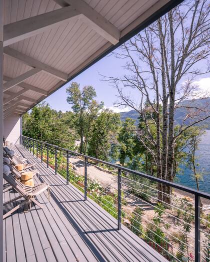 La orientación permite tanto el mejor sol como vistas al lago.