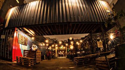 La original estética de Dársena también tiene lugar para una espectacular hamburguesa con brie