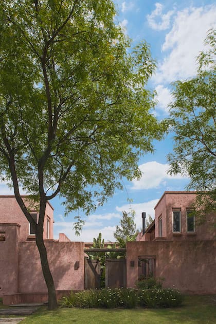 La original fachada de Tarquini con su puerta de madera desgastada.