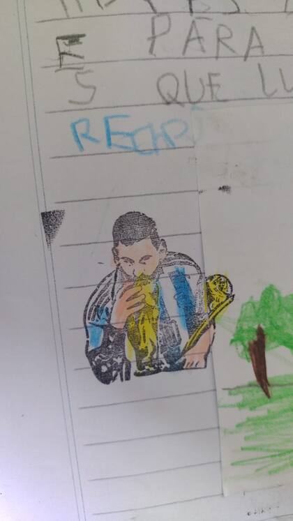 La original idea de una maestra: usa un sello de Lionel Messi con la Copa del Mundo para corregir los cuadernos de sus estudiantes