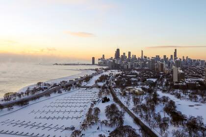 La orilla del lago de Chicago está cubierta de hielo el 30 de enero. Las temperaturas cayeron fuertemente en Chicago y los funcionarios advierten en contra aventurarse en el clima peligrosamente frío.